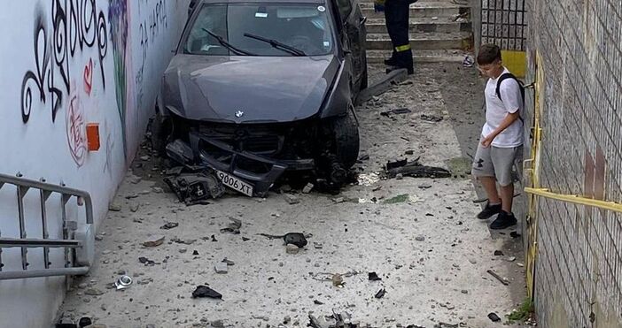 Ужасяващ инцидент във Варна.БМВ е паднало в един от най-оживените