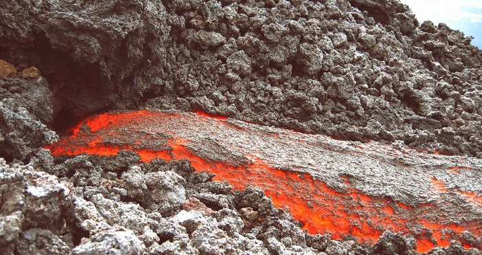 Най-активният вулкан във Филипините изригна, изхвърляйки лава и серен газ.