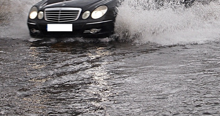 Обилните валежи наводниха улица в кюстендилско село, предаде репортер на