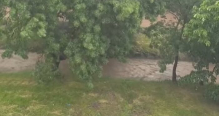 Наводнение има в софийското село Бухово, Софийско.Това става ясно от