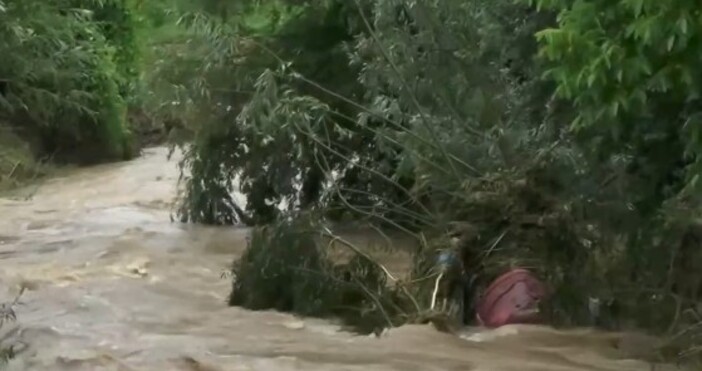 Обявено е бедствено положение Обилни дъждове наводнени къщи и отнесени пътища Безсънна нощ