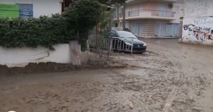 Усложнената ситуация с проливните дъждове и наводненията на много места