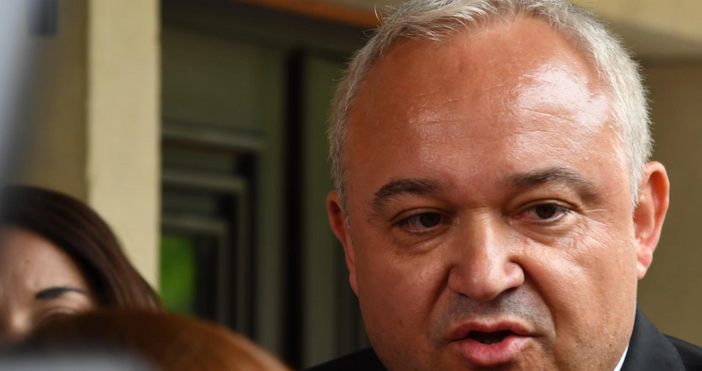 Вътрешният министър атакува бивш премиер За сведение на експремиера Кирил Петков