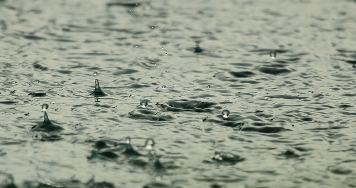 Пороите продължават и в съседните държави Проливен дъжд затрудни трафика