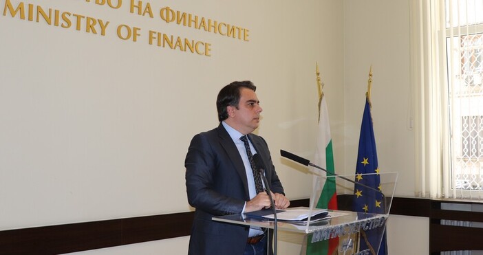 Финансовият министър Асен Василев ще проверява какво се случва с