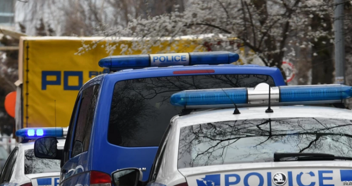 Бургаски полицаи преследваха автомобил с бежанци Полицията в Бургас залови 12