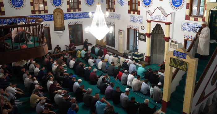 Снимки Мюсюлманите у нас празнуват За сутрешната молитва на големия мюсюлмански