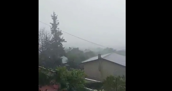 Обилен дъжд се изписа внезапно във Варна в следобедните часове Кадри