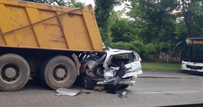 Автомобил се заклещи под камион при пътен инцидент в София