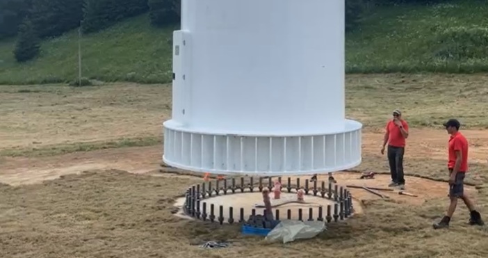 Кадри Фейсбук Видео от издигането на 111 метровия пилон на Рожен