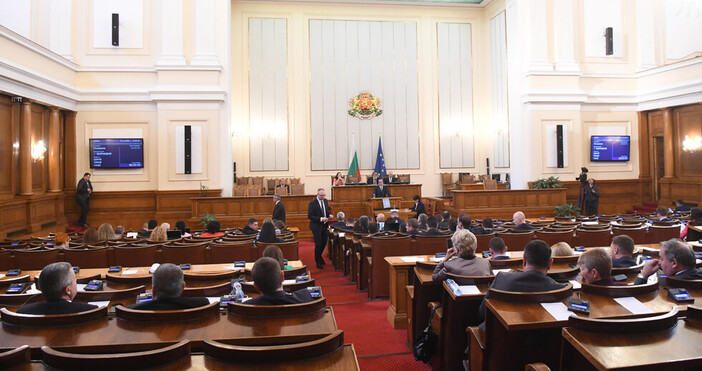 И парламентът се подготви за посещението на Зеленски  Жега в парламента