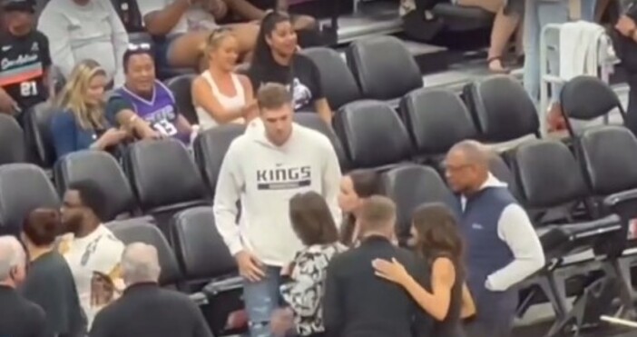 Той се появи в залата и обра овациите на публикатаАлександър