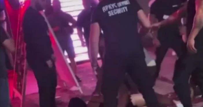 Клиент засне как охранител на дискотека повали момиче на земята