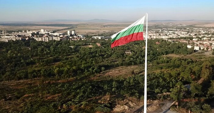 Историята на българското знаме има специално значение за ЯмболБроени дни