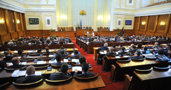 От ГЕРБ СДС гласуваха 62 депутати 62 за от ПП ДБ гласуваха