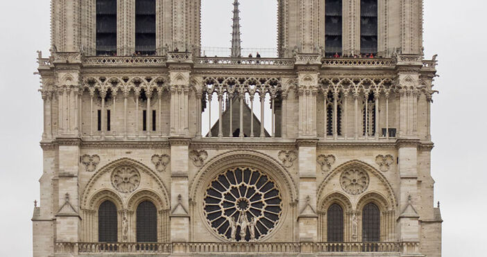 4 години след пожара възстановяват покрива на Парижката катедрала  Във Франция