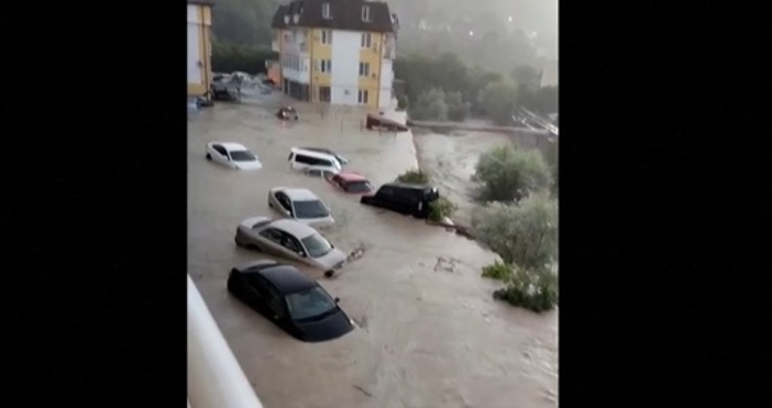 Придошлите води отнесоха десетки автомобилиПоройни дъждове и буреносни ветрове удариха