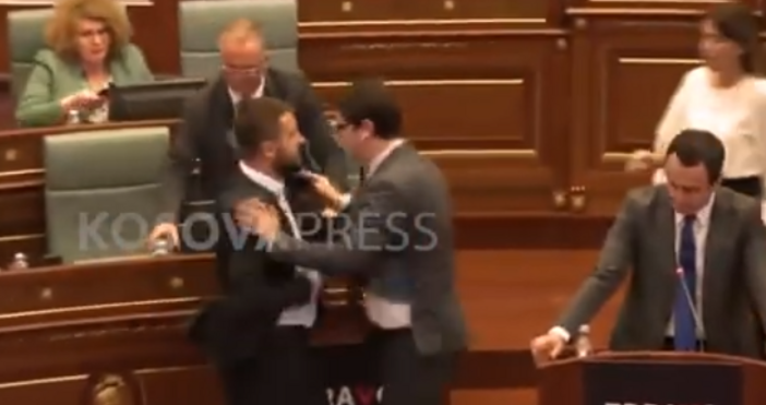 Заливане с вода и бой в парламента в Косово  Премиерът Албин