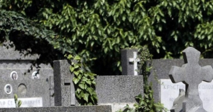 Мъж се обеси на гробище: На ужасяваща находка се натъкнаха тази