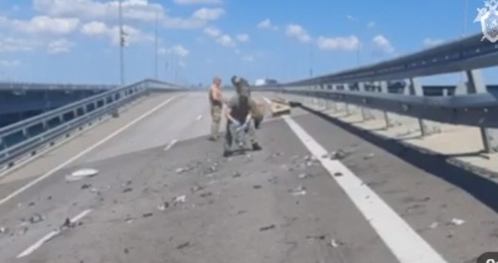 Кримският мост е повреден от взрива днес.Части от него са