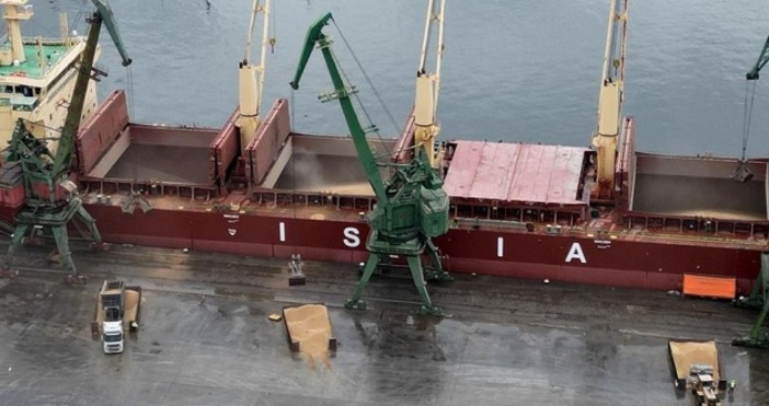Русия нанесе удари по украинските пристанища във вторник, ден след