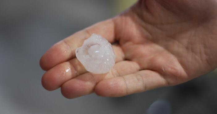 Градушка, придружена с гръмотевична буря, удари Смолянско, предаде БТВ.Най-засегнати са