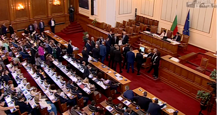 Нов парламентарен екшън сътвориха в пленарната зала депутати от Възраждане.