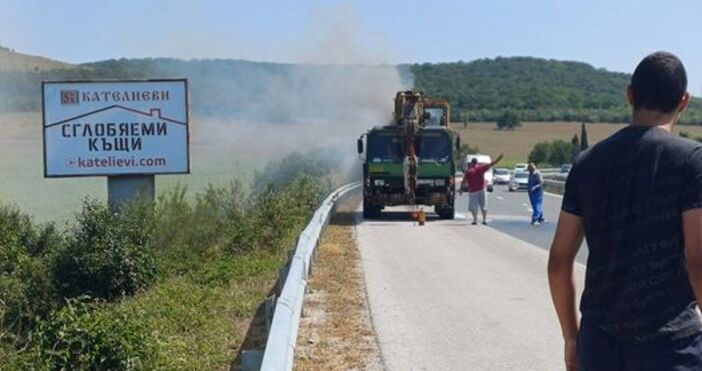 Камион гори на магистралата между Повеляново и Девня, разбираме от публикации