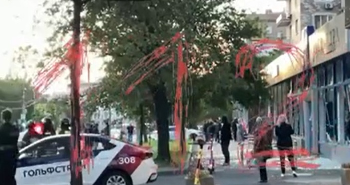 Две сгради в Москва са били ударени при атака с