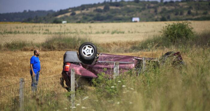снимки Мерцедес се е преобърнал в нива днес в около