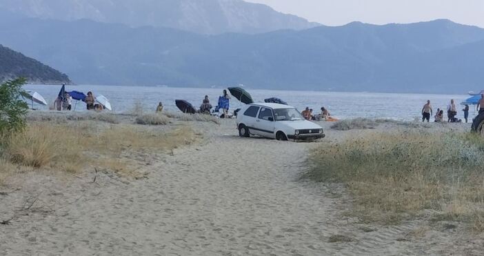 Български шофьор влезе със стария си Голф на плажа в