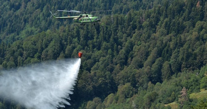 Хеликоптер ще гаси пожара в Пазарджишко  Всеки момент се очаква пристигането