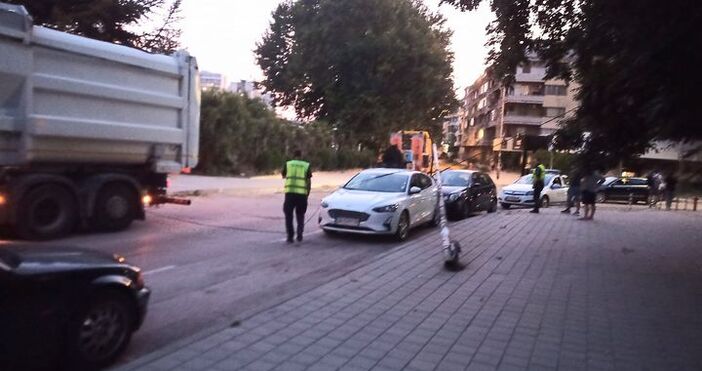 Инцидент тази вечер във Варна. Електрически стълба е паднал върху два