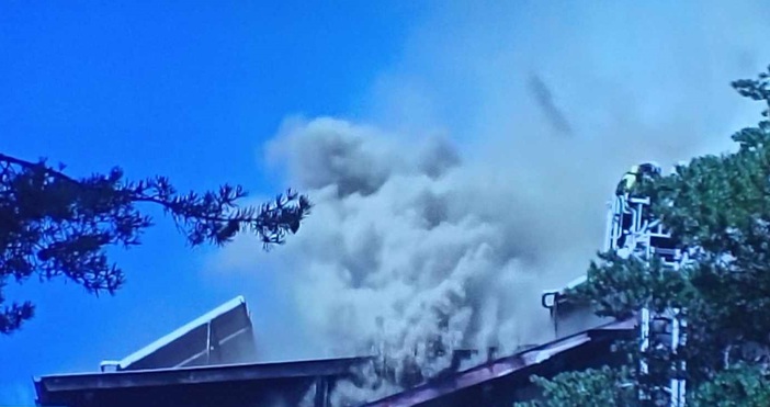 Голям пожар продължава да гори в хотел близо до хижа