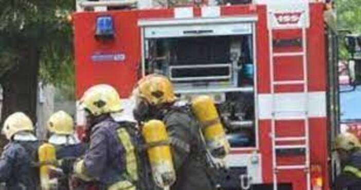 Седем екипа огнеборци гасят голям пожар обхванал помощни сгради на еко