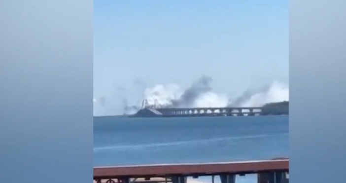 Нови взривове по Кримския мост На кадрите се виждат множество взривове Руските