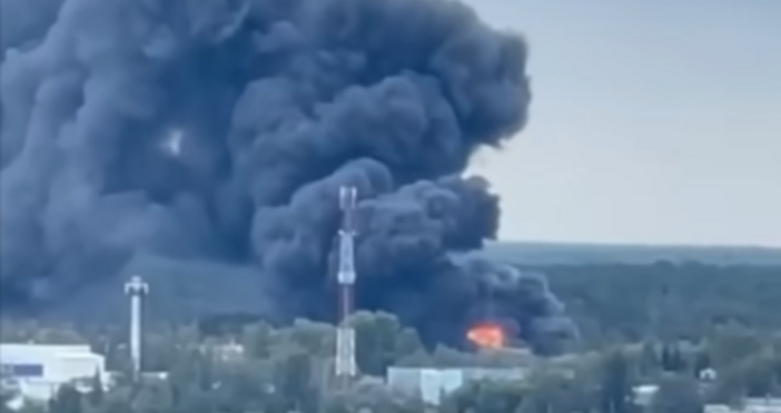 Голям пожар избухна в склад за торове в град Раменское