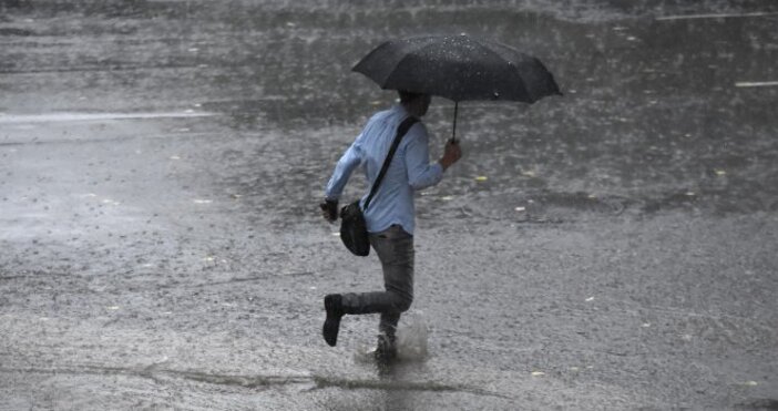 Синоптиците прогнозират валежи и гръмотевици във вторник и сряда съобщава