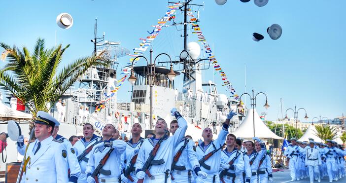20 випускници на Висшето военноморско училище (ВВМУ) Никола Йонков Вапцаров“