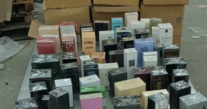 Митнически служители от ТД Митница Русе задържаха 3742 маркови парфюма