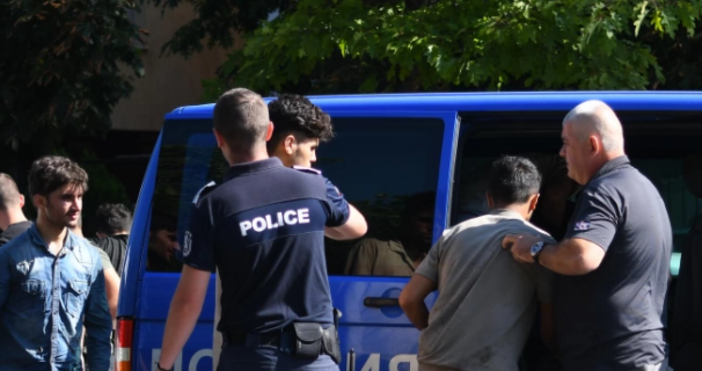 Родните полицаи спипаха нарушители 13 нелегални мигранти са задържани на влизане в София  На