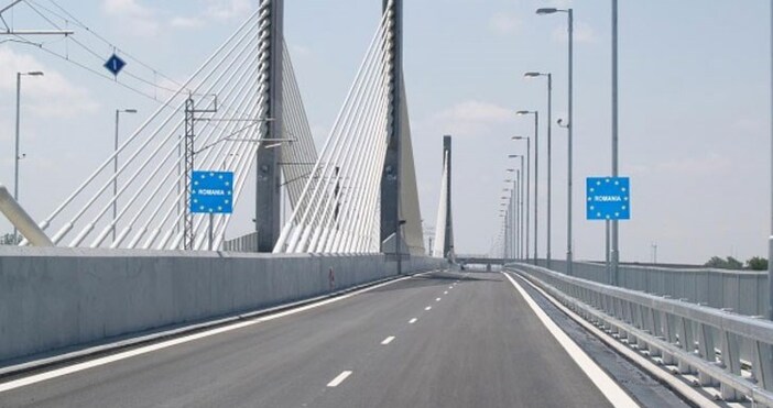 Метален елемент от Дунав мост се скъса и обърна ТИР