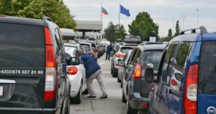 Интензивен е трафикът на някои от гранични пунктове със Сърбия