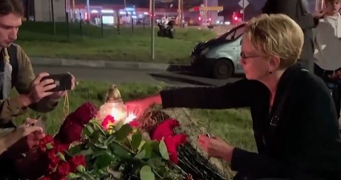Десетки изразиха почитта си към загиналите в самолетната катастрофа вчера Късно