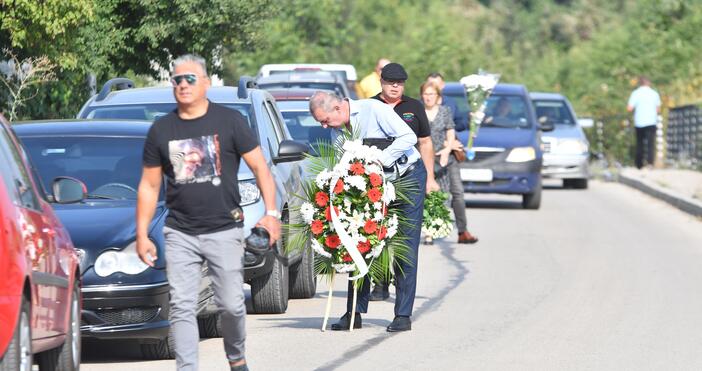 Снимки засне опелото на Алексей Петров. Десетки се събраха с