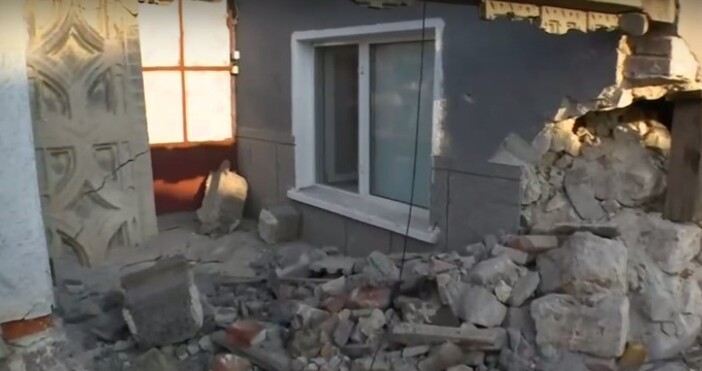 Трактор се вряза в къща в село Чоба и отнесе стена. Инцидентът е станал в петък следобед. 
