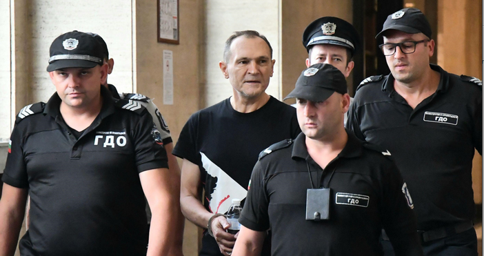 Снимки Всеки момент ще стане ясно дали Васил Божков остава в ареста Доведоха Васил