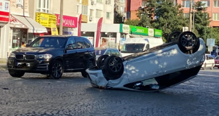 Тежка катастрофа е станала в столицата Автомобил се е обърнал