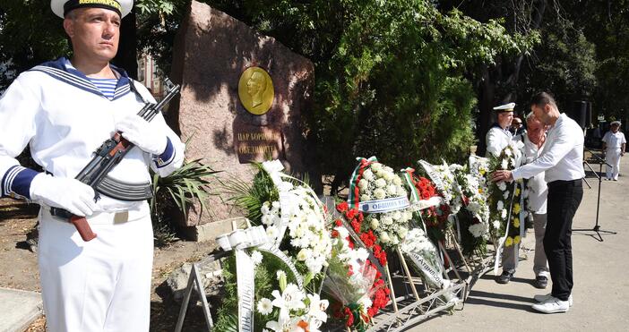 снимки Варненци почетоха паметта на цар Борис III с военен ритуал