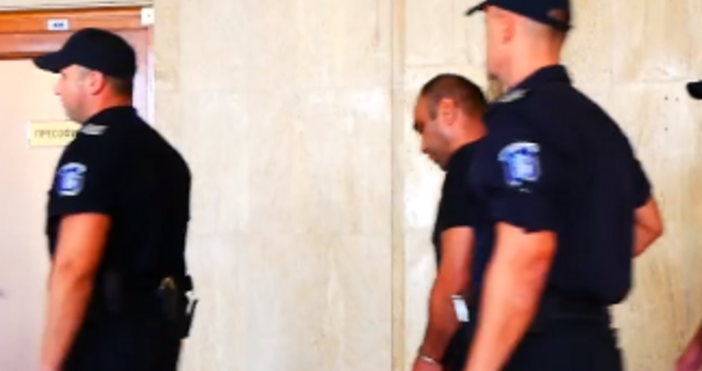 Днес изправиха пред Бургаския окръжен съд 45 годишния Стефан който е